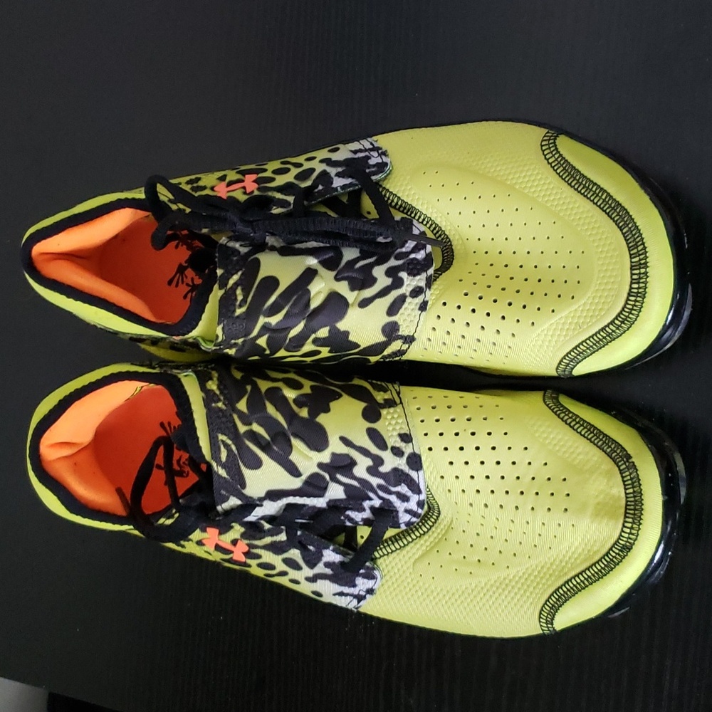 Under armour Micro G Toxic 6 Poison frog. sz 9.5 Pre-owned. Yellow & black